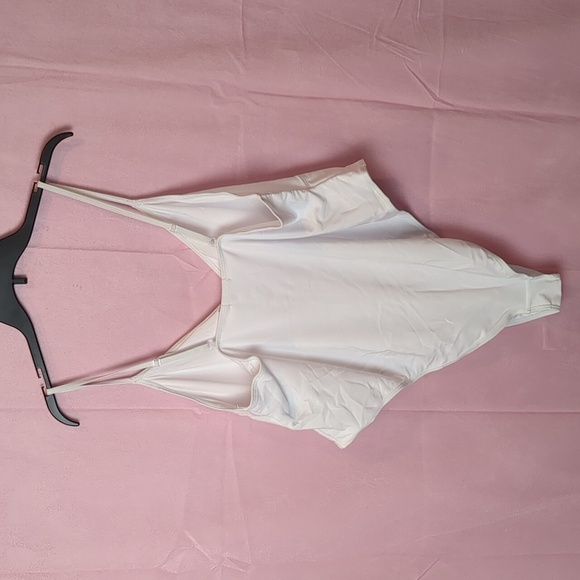 Nasty Gal Plus Basic Tie Front Swimsuit in White with Adjustable Straps Size 20 - Picture 3 of 6